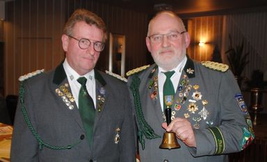 Der neue Vorsitzende des Schützenvereins Heino Siems (r.) hat die Glocke und damit das Startsignal für die Jahreshauptversammlung von seinem Vorgänger Werner Heinsohn übernommen. Foto: uml