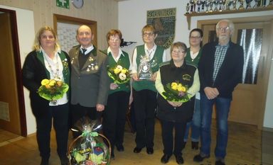 Die Geehrten v.l.n.r.: Ulrike Lütjen, Fritz Grunwald, Karla Busch, Christa Wendelken, Edtith Stelljes, Jenny Wehmann, Heinz-Hermann Segelken.  Foto: eb