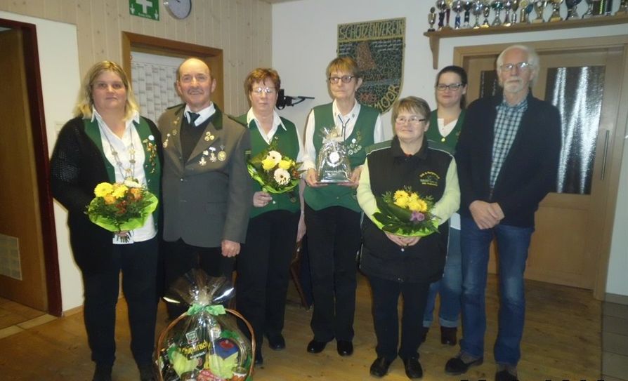 Die Geehrten v.l.n.r.: Ulrike Lütjen, Fritz Grunwald, Karla Busch, Christa Wendelken, Edtith Stelljes, Jenny Wehmann, Heinz-Hermann Segelken.  Foto: eb