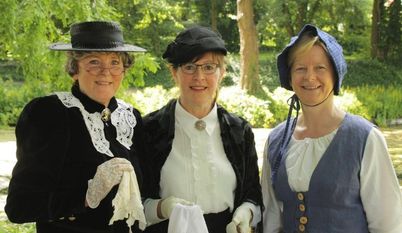 Die Gästeführerinnen Regina Behnken, Anita Brunkhorst und Anita Ross schlüpfen bei der „EntFührung in das 19. Jahrhundert“ in verschiedenen Rollen. Foto: Bachmann-Museum Bremervörde