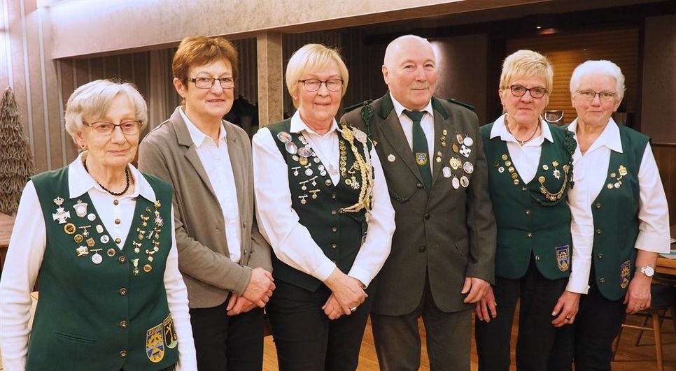 Der neue Präsident des Schützenverein Hollen Heino Siems (stehend hinten links) mit allen Wiedergewählten, Geehrten und Jahresbesten. Foto: dcl