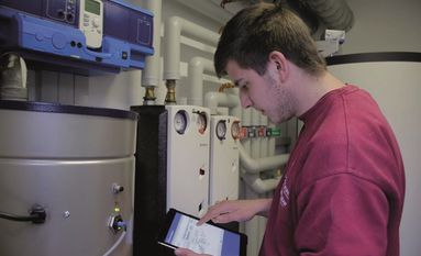 Immer am Puls der Zeit: Mit Köpfchen und Spezialwerkzeugen sorgen Anlagenmechaniker für Sanitär-, Heizungs- und Klimatechnik für zukunftsweisenden Wohnkomfort bei besten Energiewerten.
Foto: Meister der Elemente/txn