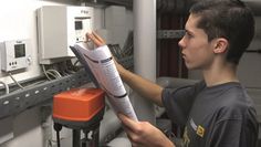Einer der beliebtesten Ausbildungsberufe im Handwerk: Elektroniker für Betriebstechnik.
Foto: Biernath/Bilderwerk Wiesbaden/randstad