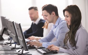 Für Verkäufe, die online abgewickelt werden, sind E-Commerce-Kaufleute qualifizierte Fachkräfte.
Foto: Andrey Popov/Fotolia/Randstad