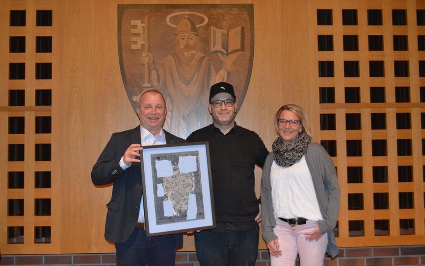 Der Künstler Dirk Meinzer (Mitte) übergab eines seiner Werke an Bürgermeister Detlev Fischer und Britta Nehring von der Artothek.
 Foto: eb