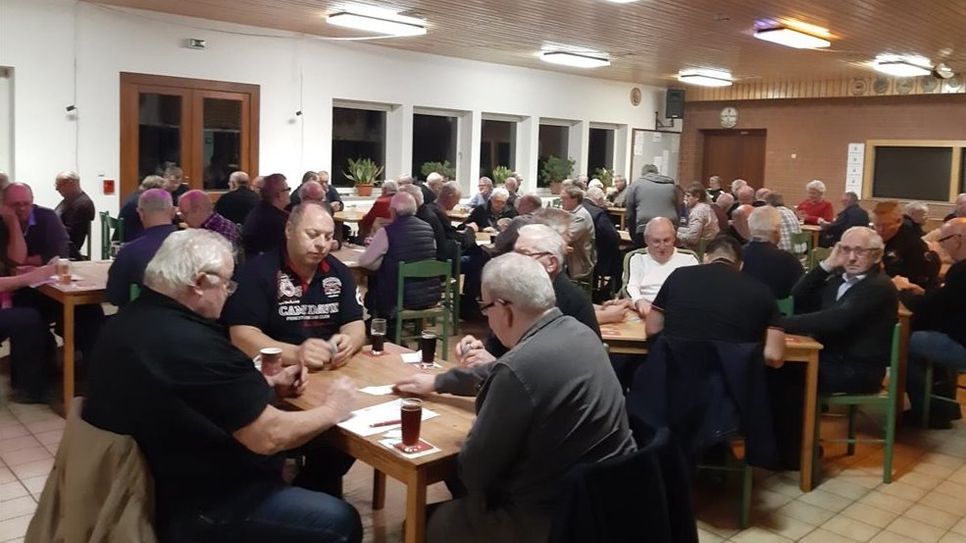 An insgesamt 20 Tischen spielten 79 Teilnehmer im Vereinsheim der Adolphsdorfer Schützen.  Foto: eb