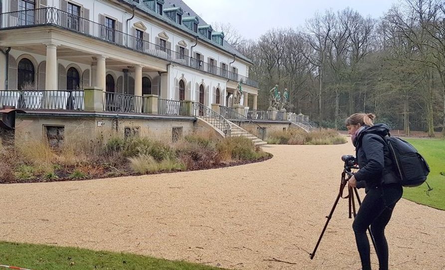 Die niederländische Dokumentarfotografin Angeniet Berkers besuchte das Hohehorst-Archiv, um Material für ihr Fotoprojekt über Lebensborn zu sammeln.  Foto: eb