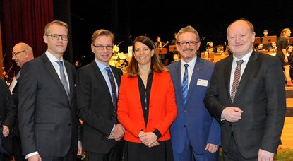 IHK-Präsident Matthias Kohlmann, Reiner Holznagel, Präsident des Steuerzahlerbundes, Maike Bielfeldt, Hauptgeschäftsführerin IHK Stade für den Elbe-Weser-Raum, Landrat des Landkreises Osterholz Bernd Lütjen und der Niedersächsische Finanzminister Reinhold Hilbers (v.l.). Foto: eb