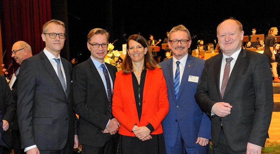 IHK-Präsident Matthias Kohlmann, Reiner Holznagel, Präsident des Steuerzahlerbundes, Maike Bielfeldt, Hauptgeschäftsführerin IHK Stade für den Elbe-Weser-Raum, Landrat des Landkreises Osterholz Bernd Lütjen und der Niedersächsische Finanzminister Reinhold Hilbers (v.l.). Foto: eb