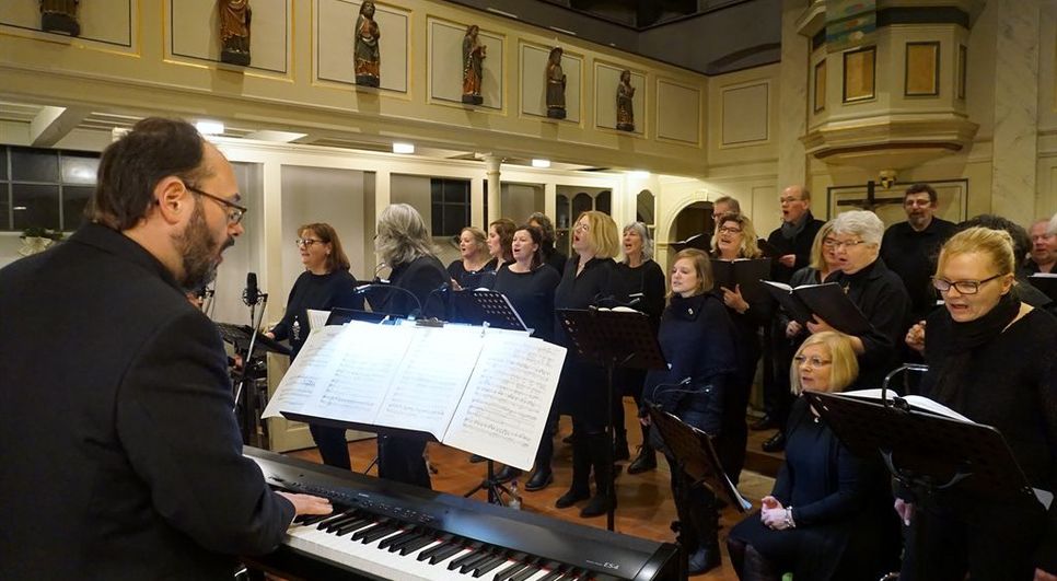 Der Gospelchor Toowonder aus Kirchwistedt heizte dem Publikum mit „Spirit come down“ ein. 
 Foto: khe