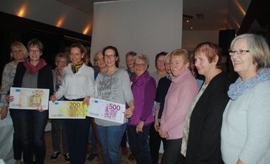 Die Hesedorfer LandFrauen freuten sich, Michaela Santos und Melanie Seidel vom Kinderhospiz, eine großzügige Spende überreichen zu können. Foto: uml