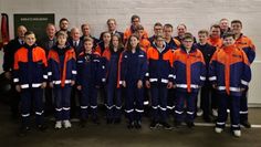 Die Mitglieder der Jugendfeuerwehr Karlshöfen mit ihrem Jugendwart Paul Wagner und den geladenen Gästen.  Foto: eb