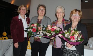 Die LandFrauenvorsitzende Margret Börger (v.l.)  bedankte sich bei der langjährigen Beisitzerin Annegret Ropers und den beiden Ortsvertrauensfrauen Getrud Klages und Annemarie Müller für die ehrenamtliche Arbeit.  Foto: uml