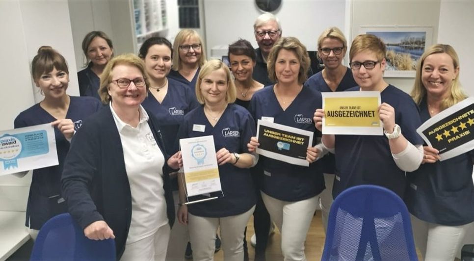 Die Zahnarztpraxis Ingrid und Ole Larsen wurde ausgezeichnet und freut sich über das „Praxis+Award Qualitätssiegel“. Foto: eb