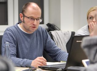 Bauamtsleiter Jan Postels erläuterte den Mitgliedern des Umweltausschusses kompetent und fundiert die geänderten oder neu eingestellten Maßnahmen und die damit verbundenen finanziellen Mittel im Haushaltsplan 2020.  Foto: ue