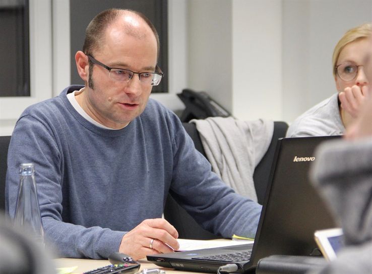 Bauamtsleiter Jan Postels erläuterte den Mitgliedern des Umweltausschusses kompetent und fundiert die geänderten oder neu eingestellten Maßnahmen und die damit verbundenen finanziellen Mittel im Haushaltsplan 2020.  Foto: ue