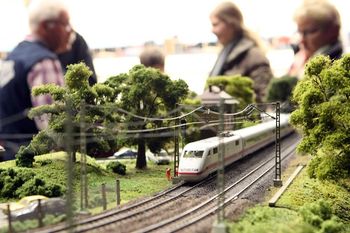Schnell und elegant auch als Modell durchschnitt der ICE die Kunstlandschaft.  Foto: ek