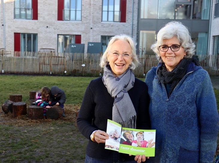 Die Projektleiterin von canto elementar Regina Kistermann und die SOS-Kitaleiterin Marion Stein.  Foto: aklü