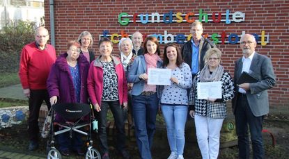 Von rechts: Peter Schnaars, Regine Schneider von der Kita, Melanie Ramos vom Förderverein der Grundschule, Anja Berkhout, Leiterin der Grundschule, Helma Schröder und weitere Vereinsmitglieder.  Foto: sr