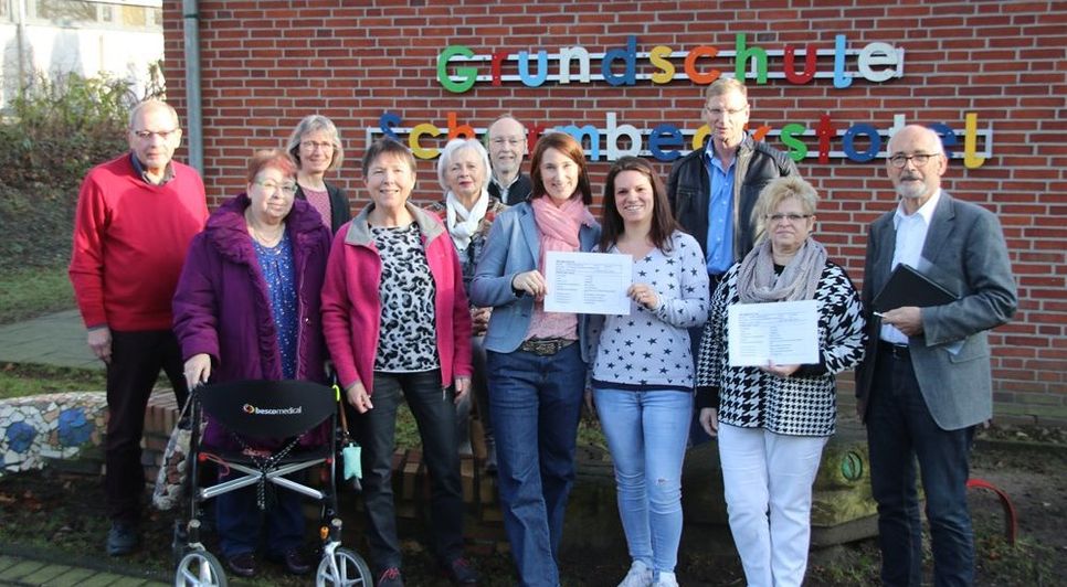 Von rechts: Peter Schnaars, Regine Schneider von der Kita, Melanie Ramos vom Förderverein der Grundschule, Anja Berkhout, Leiterin der Grundschule, Helma Schröder und weitere Vereinsmitglieder.  Foto: sr
