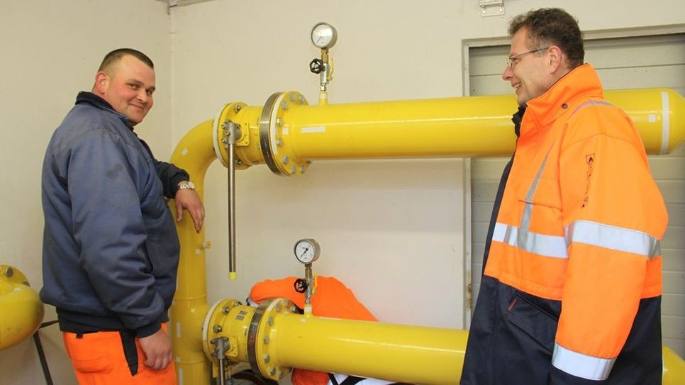Von links: Erdgas-, Wärme- und Trinkwasser-Monteur Jannis Hieronymus mit Matthias Laue vor der neuen Anlage.  Foto: eb