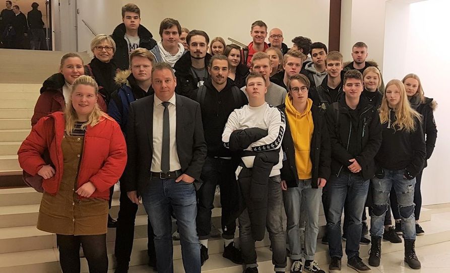 Eine Gruppe von rund 30 OberstufenschülerInnen der IGS Osterholz-Scharmbeck besuchte den Bundestagsabgeordneten Andreas Mattfeldt in Berlin.  Foto: eb