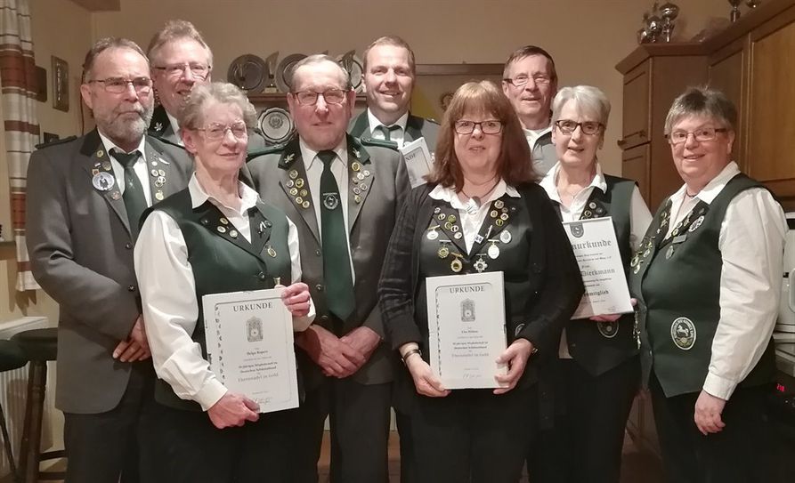 Die geehrten Vereinsmitglieder (hinten v.l.n.r.): Gerhard Stabel, Udo Driftmann, Thomas Kinkhorst, Ernst-August Haase. (Vorne v.l.n.r.): Helga Ropers, Joachim Busch, Else Hülsen, Karin Dieckmann und Präsidentin Ute Tiedemann. Foto: eb