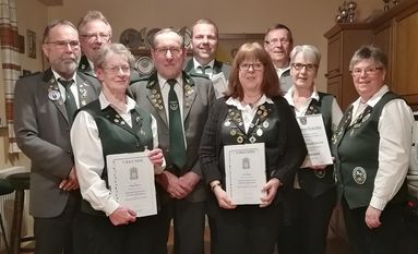 Die geehrten Vereinsmitglieder (hinten v.l.n.r.): Gerhard Stabel, Udo Driftmann, Thomas Kinkhorst, Ernst-August Haase. (Vorne v.l.n.r.): Helga Ropers, Joachim Busch, Else Hülsen, Karin Dieckmann und Präsidentin Ute Tiedemann. Foto: eb