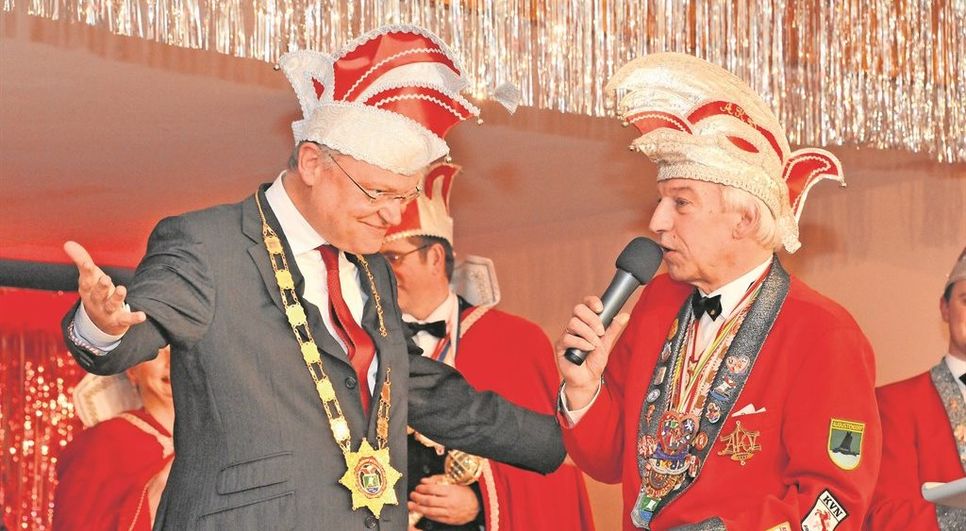 Selbst Ministerpräsident Stefan Weil spürte schon die besondere Atmosphäre beim Karneval in Augustendorf und feierte gutgelaunt mit. Foto: Archiv/asz