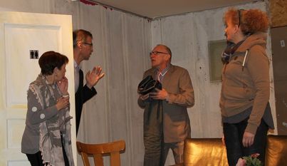 Gudrun Sander geb. Schuppenhauer (Sylvia Geffken) ist mit ihren Eltern Oswald und Dora Schuppenhauer (Gerd Meyer und Edith Heubach) zum Kaffeebesuch bei Hansi Semmelhack (links in der Tür Christoph Lück). Es ereignen sich allerlei merkwürdige Dinge, die die Hochzeit zwischen Hansi und Gudrun vereiteln sollen. Foto: mr