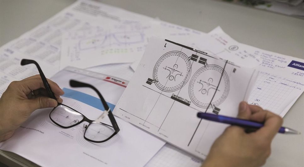 Der Beruf des Augenoptikers bietet eine abwechslungsreiche Mischung aus traditionellem Handwerk, Gesundheitsdienstleistung, modernster Technik und Liebe zum typgerechten Stil. 
 Foto: Heike Skamper/ZVA/akz-o