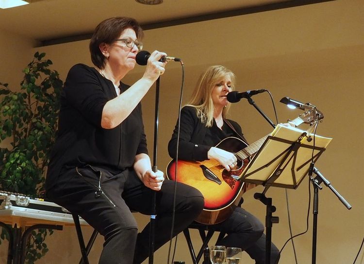 Elisabeth Lohof und Elke Oppermann begeisterten das Alfstedter Publikum mit ihrem bunten Programm. Foto: uml