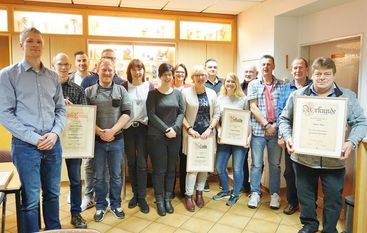 Gute Stimmung beim Frelsdorfer Sportverein TuS 08.  Der neue Vorstizender Johannes von Glahn (li.) gratuliert den langjährigen Mitgliedern und freut sich auf eine gute Zusammenarbeit mit dem neuen Vorstand.  Foto: khe