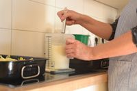 Der Tagesablauf in einer Tagespflege ist vielfältig – Gymnastik, Spielen und mitunter auch Unterstützung der hauptamtlichen Küchenkraft bei leichten hauswirtschaftliche Tätigkeiten.