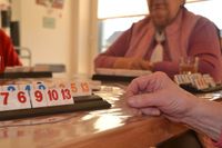 Der Tagesablauf in einer Tagespflege ist vielfältig – Gymnastik, Spielen und mitunter auch Unterstützung der hauptamtlichen Küchenkraft bei leichten hauswirtschaftliche Tätigkeiten.