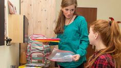 Eltern fühlen sich gefordert, stimmen die Schulnoten nicht. Das führt oft zu Reibereien. Foto: djd/Studienkreis