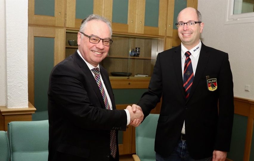 Der Vertrag ist besiegelt: Bürgermeister Stefan Schwenke und Nils Heller (Vorsitzender der Ortsgruppe Worpswede der DLRG).  Foto: aklü