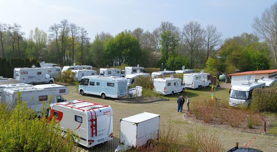 Auf der Wohnmobilstation am Vörder See in Bremervörde findet vom 28. April bis 1. Mai 2020 zum neunten Mal das Wohnmobiltreffen „Maibaumfest“ statt. Foto: eb