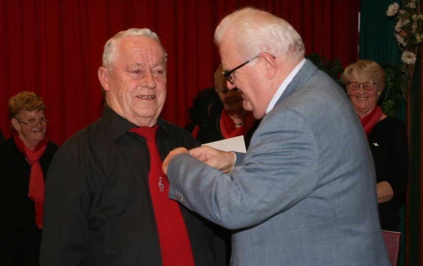 Der Vorsitzende des Kreischorverbandes Niederelbe, Wolfgang Zinow (rechts), zeichnete Hans-Jürgen Peters mit der goldenen Ehrennadel des Chorverbandes Niedersachsen-Bremen aus. 
 Foto: sla
