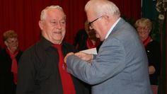 Der Vorsitzende des Kreischorverbandes Niederelbe, Wolfgang Zinow (rechts), zeichnete Hans-Jürgen Peters mit der goldenen Ehrennadel des Chorverbandes Niedersachsen-Bremen aus. 
 Foto: sla