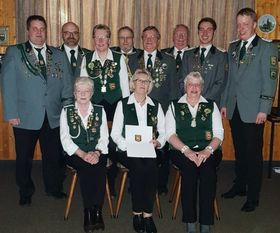 Gewählte und geehrte Mitglieder auf der Jahreshauptversammlung des Schützenvereins An der Höhne.  Foto: eb