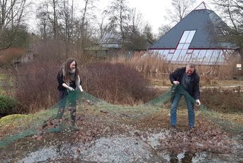 Berit Hörnig hilft bei Pflegearbeiten des Außengeländes.
Foto: NABU/Simone Kasnitz