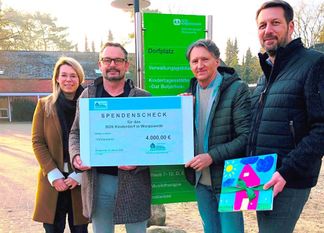 Von links: Symbolische Scheckübergaben mit Sonja Oelfken, Joachim Schuch (beide SOS-Kinderdorf), Peter Laschat und Holger Bonner (Tönjes & Meichsner). Foto: eb