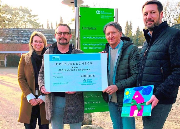 Von links: Symbolische Scheckübergaben mit Sonja Oelfken, Joachim Schuch (beide SOS-Kinderdorf), Peter Laschat und Holger Bonner (Tönjes & Meichsner). Foto: eb