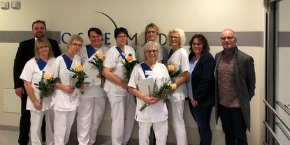 Auf dem Foto v.l.: Geschäftsführer Rainer Röhrs, Absolventin Gaby Busch, Irene Burmeister, Sybilla Buchholz, Gudrun Meyer, Heike Schröder, Roswitha Ropers, Susanne Schnarhelt, Pflegedirektorin Dagmar Michaelis und Lehrgangsleiter Rüdiger Wüpper. Es fehlen Alicija Louwes und Diana Hübke. Foto: eb