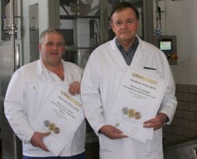 Molkereidirektor Manfred Tiedemann (rechts) und der technische Leiter  Jan Bornemann freuen sich einmal mehr über die DLG-Auszeichnungen.  Foto: sla