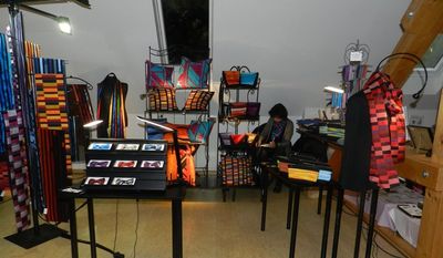 Auf dem Kunsthandwerkermarkt im Kulturhof Heyerhöfen gibt es viele außergewöhnliche Kreationen zu bestaunen. Foto: eb