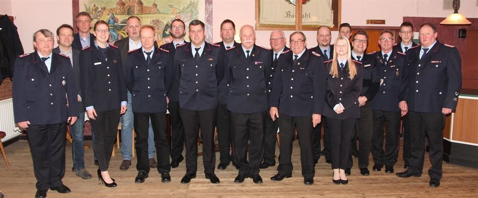 Die geehrten und gewählten Mitglieder sowie Gäste der diesjährigen Mitgliederversammlung der Feuerwehr Basdahl. Foto: eb
