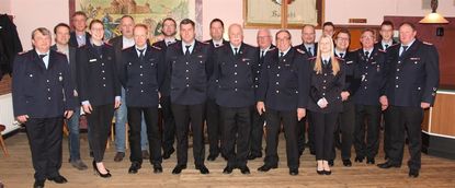 Die geehrten und gewählten Mitglieder sowie Gäste der diesjährigen Mitgliederversammlung der Feuerwehr Basdahl.  Foto: eb
