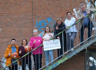 Von links: Niklas Dettlof (Abteilungsleiter Basketball Bremen 1860), Stefanie Oelfke (Spielerin Bremen 1860), Hannelore Klier (Vorstandsmitglied Stiftung Starke Kinder), Ekaterina Kondiliabrova, Ursel Fuchs-Kehlenbeck (Vorstandsmitglied Stiftung Starke Kinder), Marina Karmelic (Spielerin TV Falkenberg), Rolf Grotheer (Vorsitzender TV Falkenberg).  Foto: eb